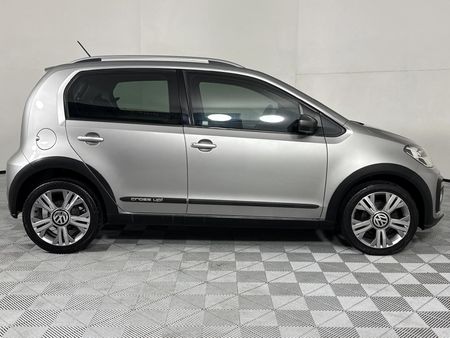 2017-Volkswagen-Up-Cross-Up-10-5-dr_17