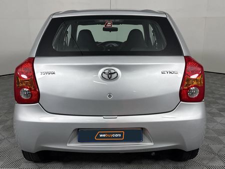 2012-Toyota-Etios-15-Xi-5-dr_15