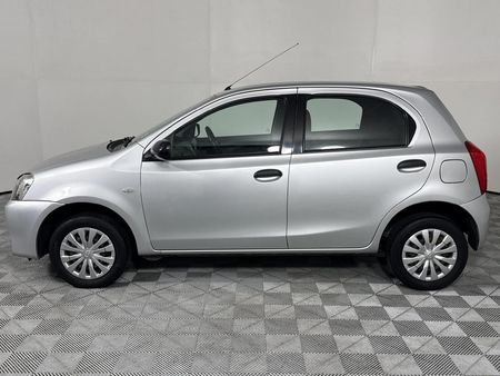 2012-Toyota-Etios-15-Xi-5-dr_16