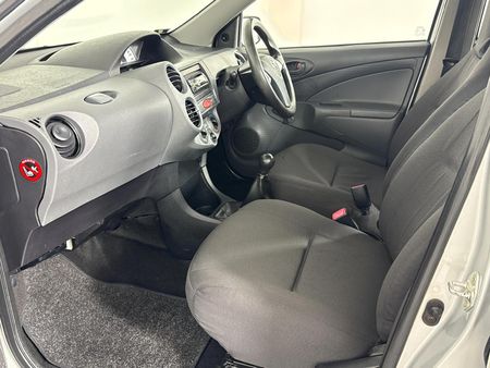 2012-Toyota-Etios-15-Xi-5-dr_8