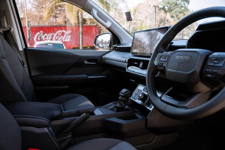 2026-Toyota-Hilux-28-GD-6-Raider-4x4-Auto-Double-Cab_10