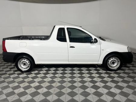 2021-Nissan-NP200-16_8