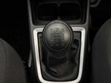 2024-Suzuki-Swift-12-GL_10