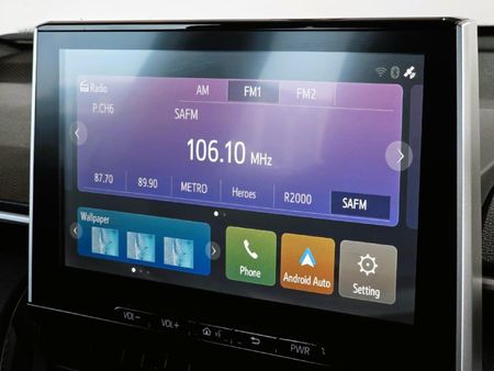 2025-Toyota-Corolla-Cross-18-XS-Hybrid_17