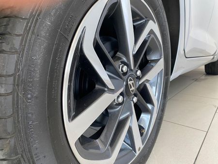 2022-Hyundai-Grand-i10-12-Fluid_17