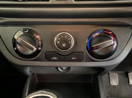 2022-Hyundai-Grand-i10-12-Fluid_24