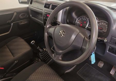 2015-Suzuki-Jimny-13_14