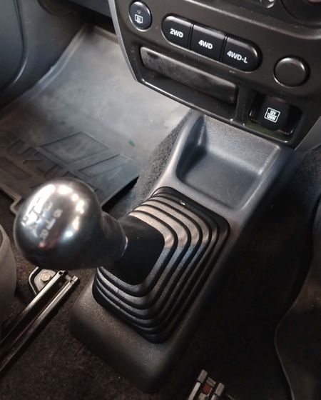 2015-Suzuki-Jimny-13_19