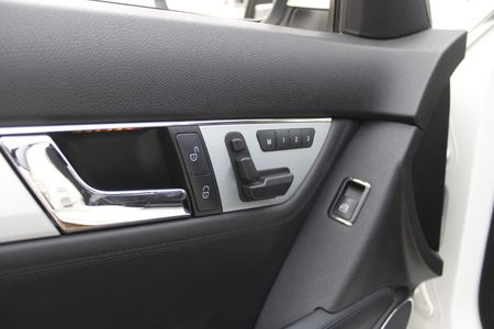 2007-Mercedes-AMG-C-Class-C63-AMG_21