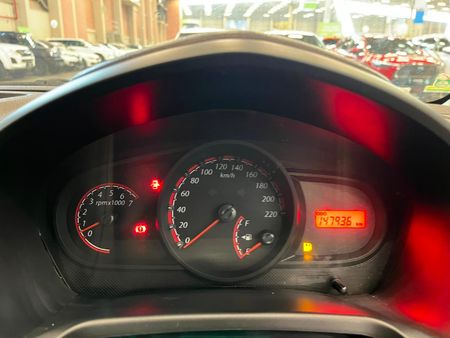 2014-Ford-Figo-14-Ambiente_10