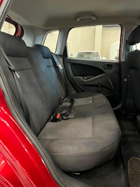 2014-Ford-Figo-14-Ambiente_11