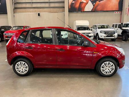 2014-Ford-Figo-14-Ambiente_1