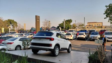 2025-Hyundai-Venue-12-Motion_24