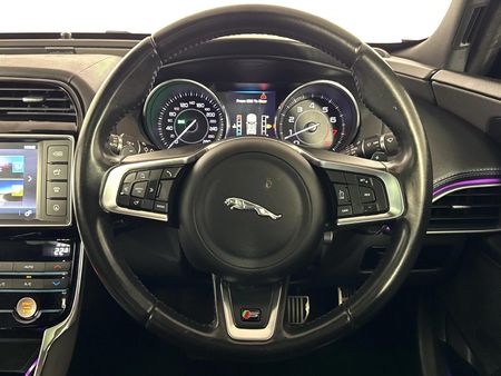 2016-Jaguar-XE-30-SC-S-Auto_11