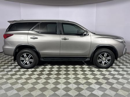 2016-Toyota-Fortuner-28-GD-6-4x4-Auto_16