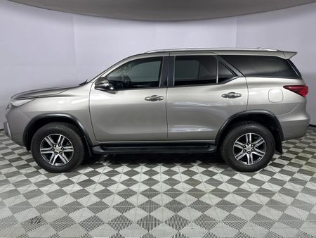 2016-Toyota-Fortuner-28-GD-6-4x4-Auto_18