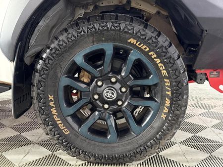 2025-Toyota-Hilux-28-GD-6-Raised-Body-Legend-4x4-Auto-Extended-Cab_3