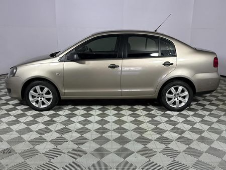2014-Volkswagen-Polo-Vivo-14-Trendline_18