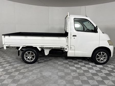 2011-Daihatsu-Gran-Max-15_9