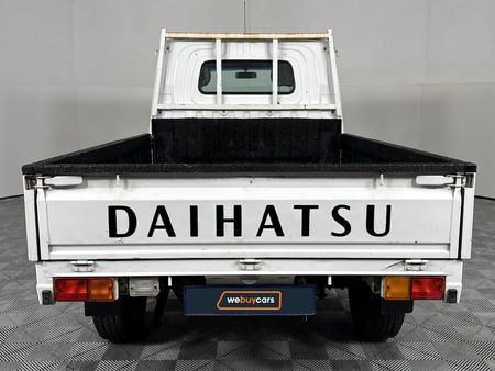 2011-Daihatsu-Gran-Max-15_10