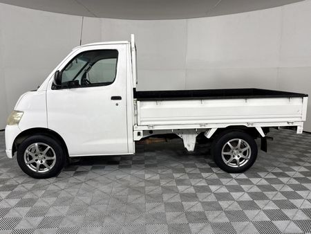 2011-Daihatsu-Gran-Max-15_11