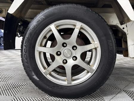 2011-Daihatsu-Gran-Max-15_5