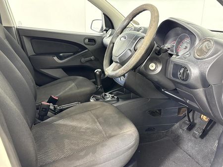 2014-Ford-Figo-14-Ambiente_9