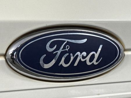 2014-Ford-Figo-14-Ambiente_11