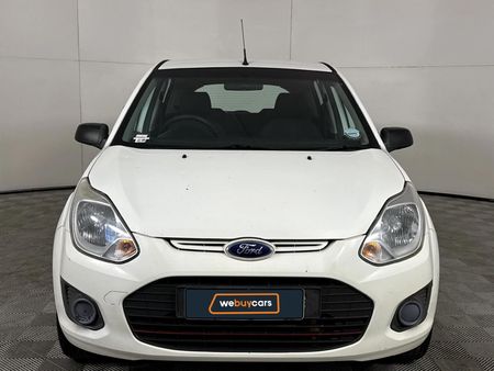 2014-Ford-Figo-14-Ambiente_13