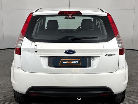 2014-Ford-Figo-14-Ambiente_16