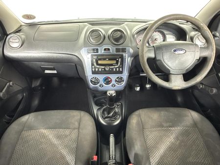 2014-Ford-Figo-14-Ambiente_1