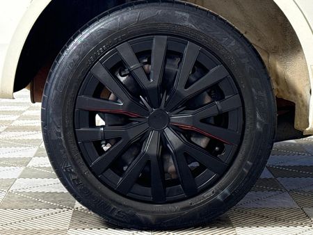 2014-Ford-Figo-14-Ambiente_7