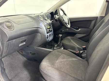 2014-Ford-Figo-14-Ambiente_8