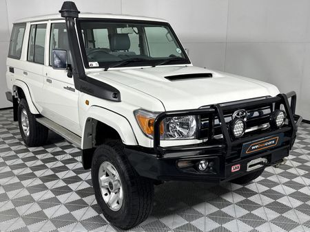 2020-Toyota-Land-Cruiser-76-45-D-V8-Station-Wagon_14