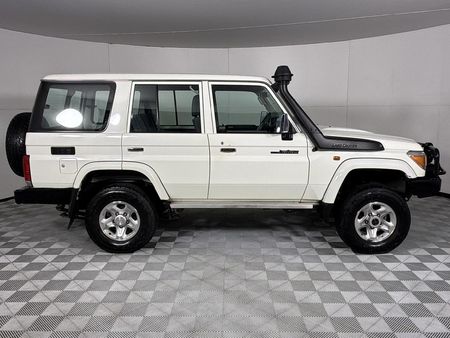 2020-Toyota-Land-Cruiser-76-45-D-V8-Station-Wagon_15
