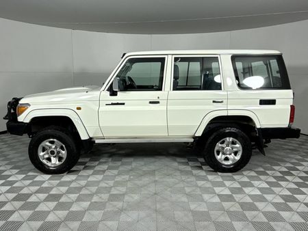 2020-Toyota-Land-Cruiser-76-45-D-V8-Station-Wagon_17