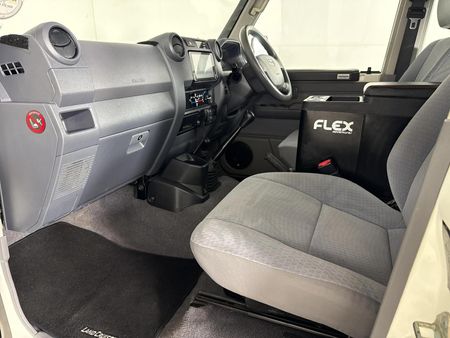 2020-Toyota-Land-Cruiser-76-45-D-V8-Station-Wagon_7