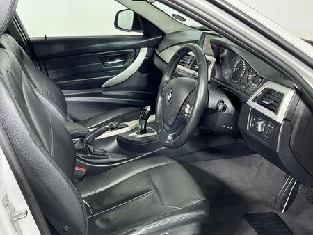 2014-BMW-3-Series-320i-Auto_9