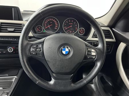 2014-BMW-3-Series-320i-Auto_12