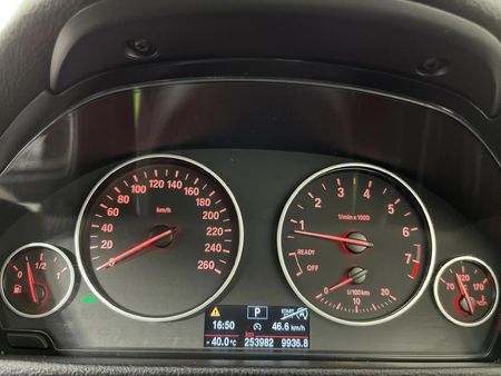 2014-BMW-3-Series-320i-Auto_2