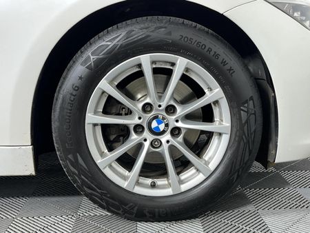 2014-BMW-3-Series-320i-Auto_5