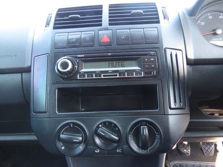 2014-Volkswagen-Polo-Vivo-14-Trendline-5-dr_17