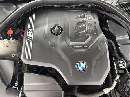 2020-BMW-3-Series-318i_10