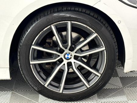 2020-BMW-3-Series-318i_4