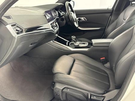2020-BMW-3-Series-318i_5