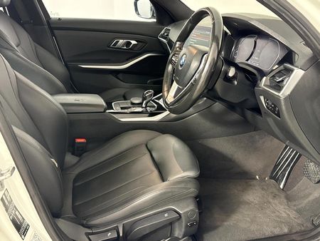 2020-BMW-3-Series-318i_6