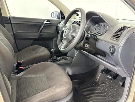 2016-Volkswagen-Polo-Vivo-GP-16-Comfortline_9
