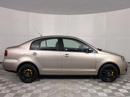 2016-Volkswagen-Polo-Vivo-GP-16-Comfortline_15