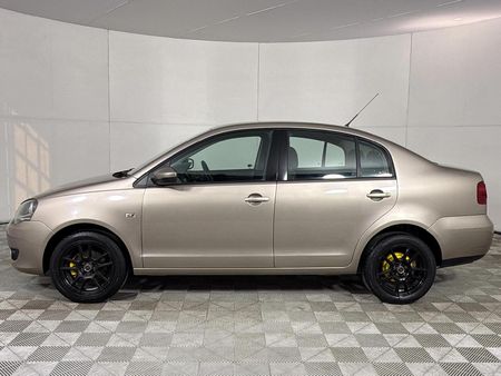 2016-Volkswagen-Polo-Vivo-GP-16-Comfortline_17