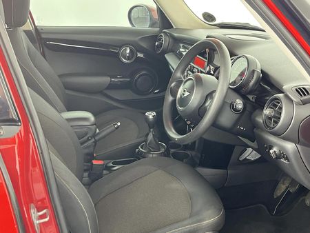 2015-MINI-Hatch-One-12T-5-dr_9